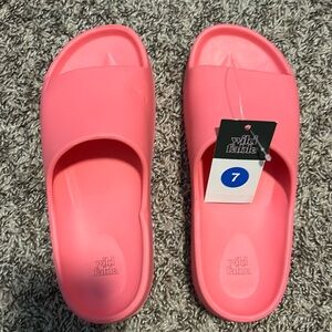 Women’s pink slippers/sandals